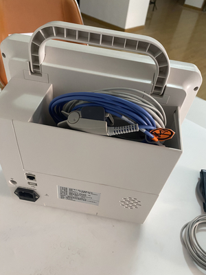 NIBP ECG 12.1&quot; ที่ใช้ในโรงพยาบาล มอนิเตอร์หลายพารามิเตอร์สําหรับการวิเคราะห์
