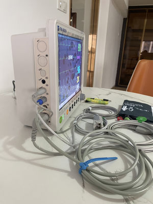 เครื่องวัดสัญญาณชีพผู้ป่วยแบบพกพา 5 พารามิเตอร์ พร้อม 16 ภาษา และรับประกัน 1 ปี สำหรับห้องไอซียูฉุกเฉินของโรงพยาบาล