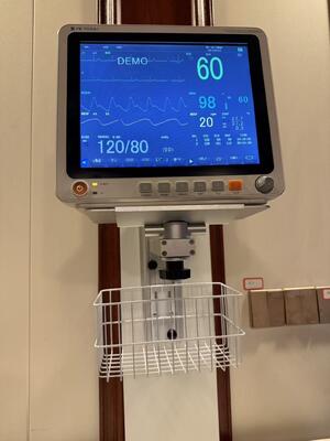 ความสูงปรับปรับโลหะ Wall Bracket สําหรับโรงพยาบาล ward ผู้ป่วยติดตั้งจอ